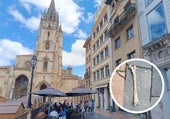 Desconcierto en Oviedo por la caída del fémur desde un piso en la plaza de la Catedral